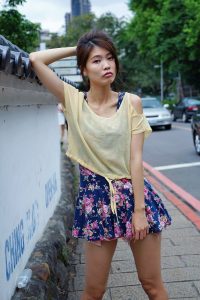 美丽人妻CC姐短裙里边套了一条短裤真会玩