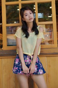 美丽人妻CC姐短裙里边套了一条短裤真会玩