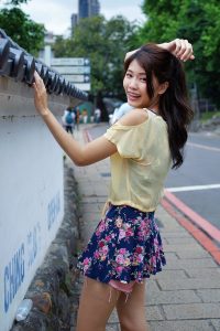 美丽人妻CC姐短裙里边套了一条短裤真会玩