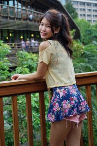 美丽人妻CC姐短裙里边套了一条短裤真会玩