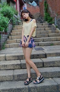 美丽人妻CC姐短裙里边套了一条短裤真会玩