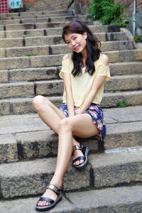 美丽人妻CC姐短裙里边套了一条短裤真会玩