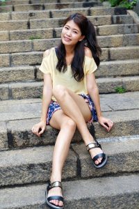 美丽人妻CC姐短裙里边套了一条短裤真会玩