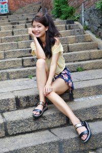 美丽人妻CC姐短裙里边套了一条短裤真会玩