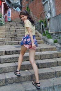 美丽人妻CC姐短裙里边套了一条短裤真会玩