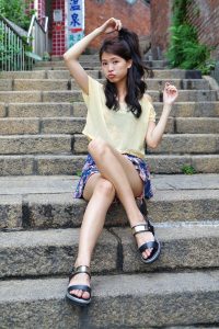 美丽人妻CC姐短裙里边套了一条短裤真会玩