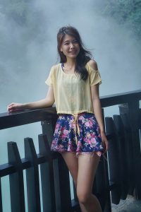 美丽人妻CC姐短裙里边套了一条短裤真会玩