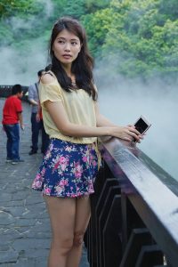 美丽人妻CC姐短裙里边套了一条短裤真会玩