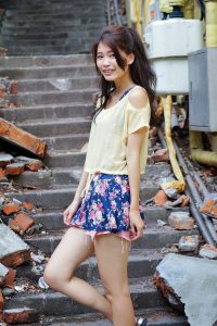 美丽人妻CC姐短裙里边套了一条短裤真会玩