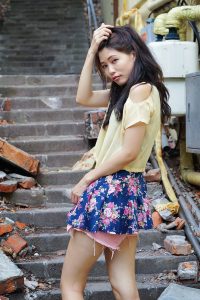 美丽人妻CC姐短裙里边套了一条短裤真会玩