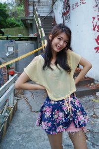 美丽人妻CC姐短裙里边套了一条短裤真会玩