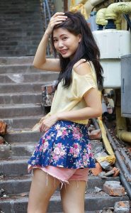 美丽人妻CC姐短裙里边套了一条短裤真会玩