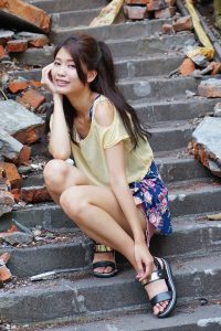 美丽人妻CC姐短裙里边套了一条短裤真会玩