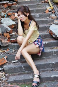 美丽人妻CC姐短裙里边套了一条短裤真会玩