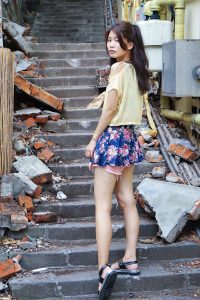 美丽人妻CC姐短裙里边套了一条短裤真会玩