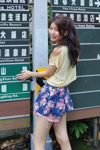 美丽人妻CC姐短裙里边套了一条短裤真会玩