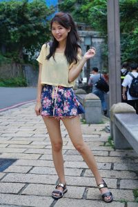 美丽人妻CC姐短裙里边套了一条短裤真会玩