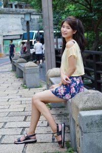 美丽人妻CC姐短裙里边套了一条短裤真会玩