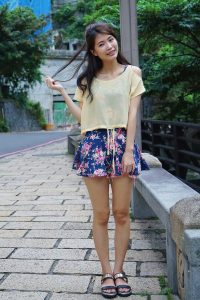 美丽人妻CC姐短裙里边套了一条短裤真会玩