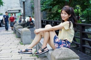 美丽人妻CC姐短裙里边套了一条短裤真会玩