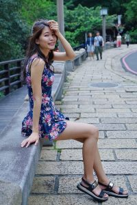 美丽人妻CC姐短裙里边套了一条短裤真会玩