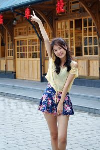 美丽人妻CC姐短裙里边套了一条短裤真会玩