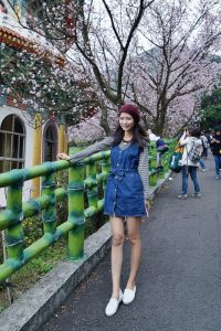 美丽人妻CC姐牛仔短裙光滑白皙美腿