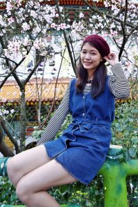 美丽人妻CC姐牛仔短裙光滑白皙美腿