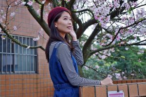 美丽人妻CC姐牛仔短裙光滑白皙美腿