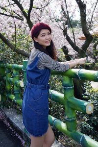 美丽人妻CC姐牛仔短裙光滑白皙美腿