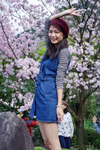 美丽人妻CC姐牛仔短裙光滑白皙美腿