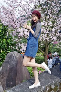 美丽人妻CC姐牛仔短裙光滑白皙美腿