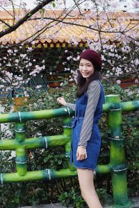 美丽人妻CC姐牛仔短裙光滑白皙美腿