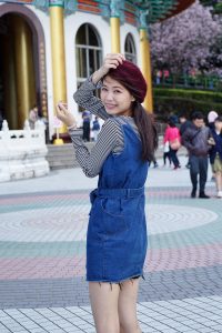 美丽人妻CC姐牛仔短裙光滑白皙美腿