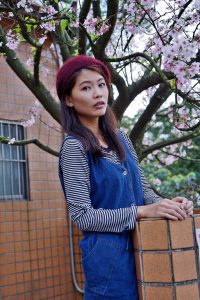 美丽人妻CC姐牛仔短裙光滑白皙美腿