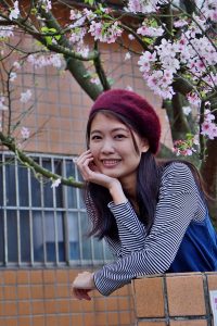 美丽人妻CC姐牛仔短裙光滑白皙美腿