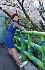 美丽人妻CC姐牛仔短裙光滑白皙美腿