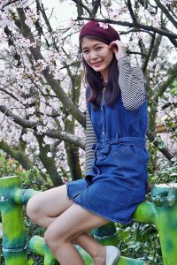 美丽人妻CC姐牛仔短裙光滑白皙美腿