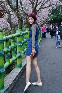 美丽人妻CC姐牛仔短裙光滑白皙美腿