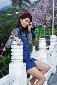 美丽人妻CC姐牛仔短裙光滑白皙美腿