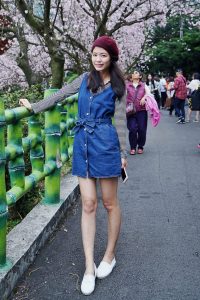 美丽人妻CC姐牛仔短裙光滑白皙美腿