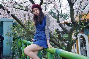 美丽人妻CC姐牛仔短裙光滑白皙美腿