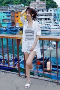 漂亮人妻CC姐渔村码头美腿秀