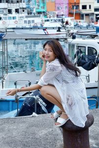 漂亮人妻CC姐渔村码头美腿秀