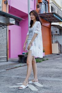 漂亮人妻CC姐渔村码头美腿秀