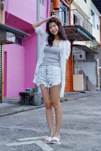 漂亮人妻CC姐渔村码头美腿秀