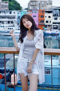 漂亮人妻CC姐渔村码头美腿秀