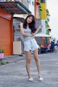 漂亮人妻CC姐渔村码头美腿秀