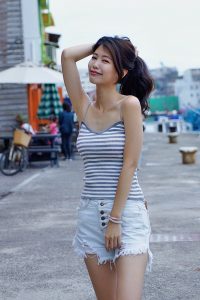 漂亮人妻CC姐渔村码头美腿秀