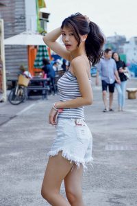 漂亮人妻CC姐渔村码头美腿秀